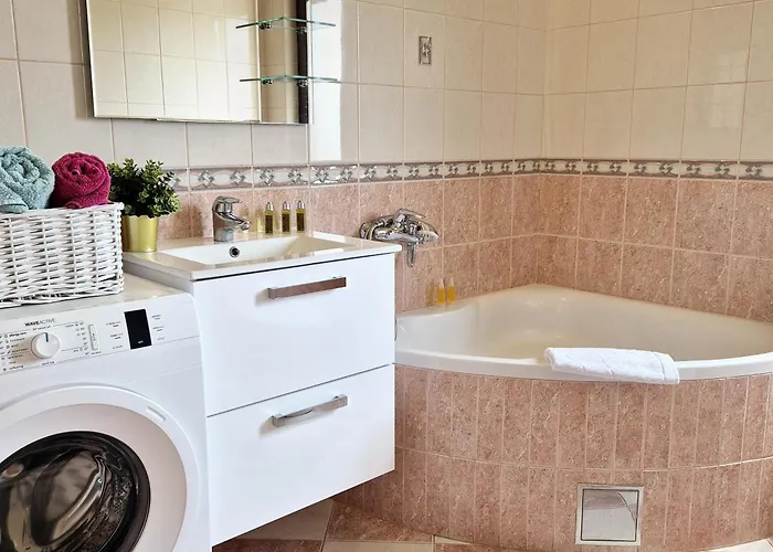 Villa Olivia - Beach & Pool Apartments Near Split & Trogir