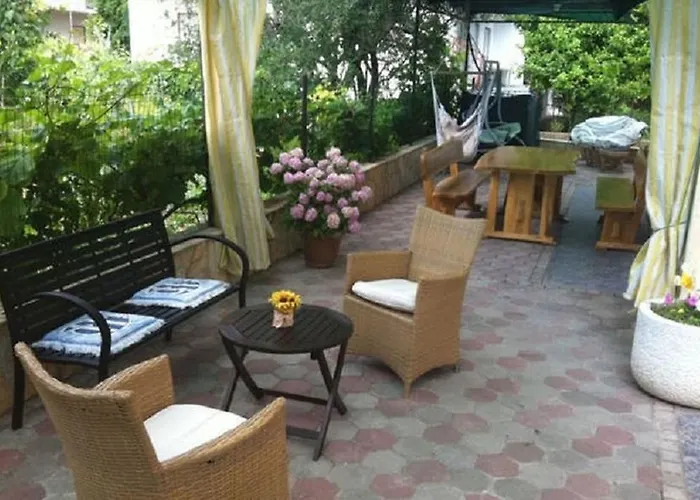 Villa Olivia - Beach & Pool Apartments Near Split & Trogir