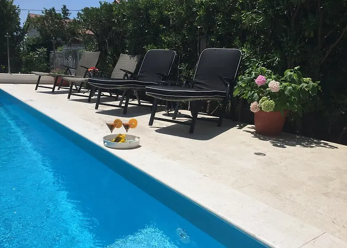 Villa Olivia - Beach & Pool Apartments Near Split & Trogir *