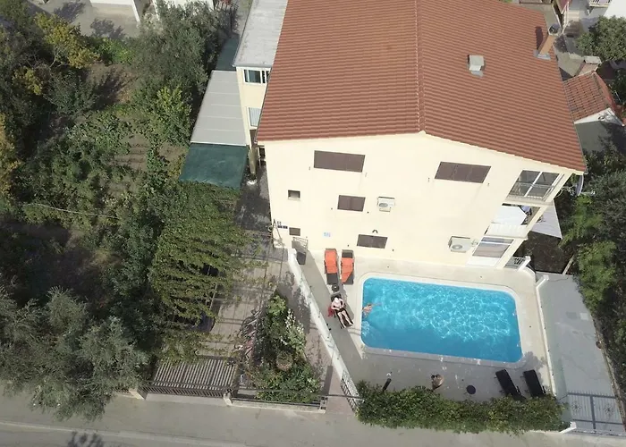 Villa Olivia - Beach & Pool Apartments Near Split & Trogir *