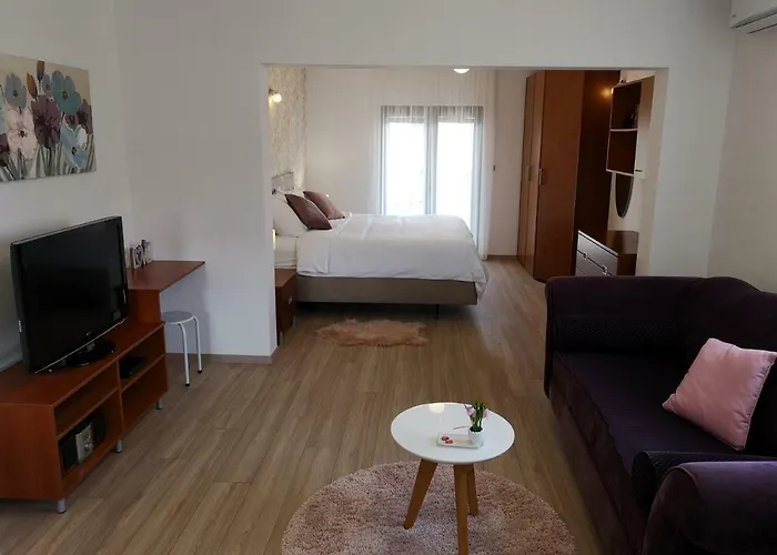 Villa Olivia - Beach & Pool Apartments Near Split & Trogir